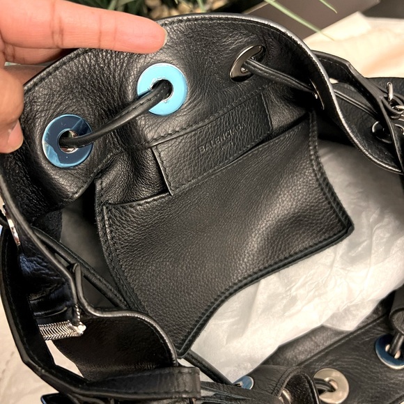 BALENCIAGA bucket papier bag. …… - Picture 9 of 17